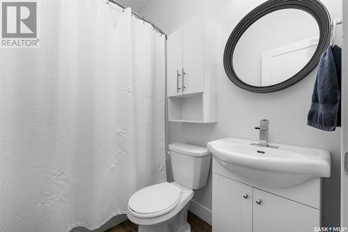 940 Hochelaga Street W, Moose Jaw, SK - Indoor Photo Showing Bathroom
