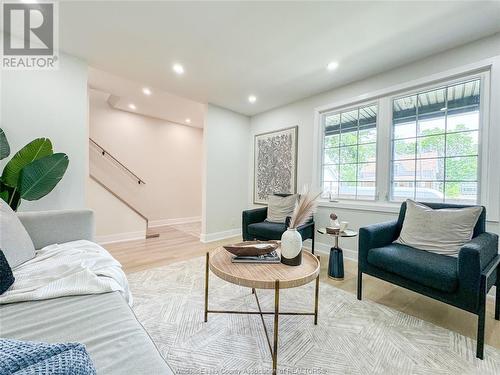 1107 Highland, Windsor, ON - Indoor Photo Showing Living Room