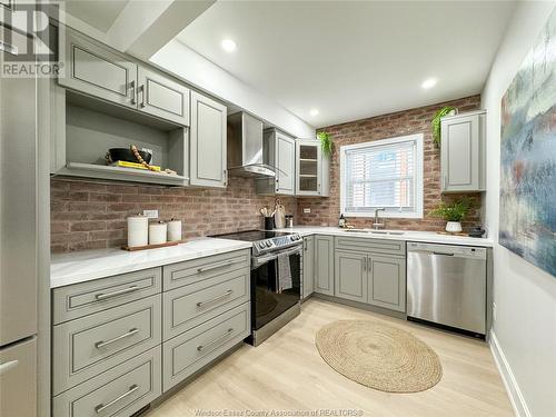 1107 Highland, Windsor, ON - Indoor Photo Showing Kitchen With Upgraded Kitchen