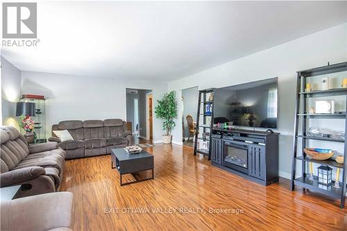 25805 Highway 60, South Algonquin, ON - Indoor Photo Showing Living Room