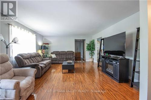 25805 Highway 60, South Algonquin, ON - Indoor Photo Showing Living Room