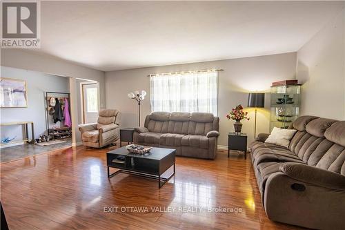 25805 Highway 60, South Algonquin, ON - Indoor Photo Showing Living Room