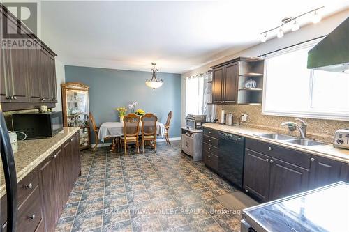 25805 Highway 60, South Algonquin, ON - Indoor Photo Showing Kitchen With Double Sink