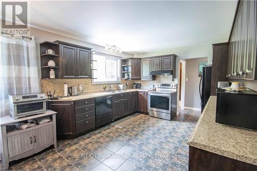 25805 Highway 60, South Algonquin, ON - Indoor Photo Showing Kitchen With Upgraded Kitchen