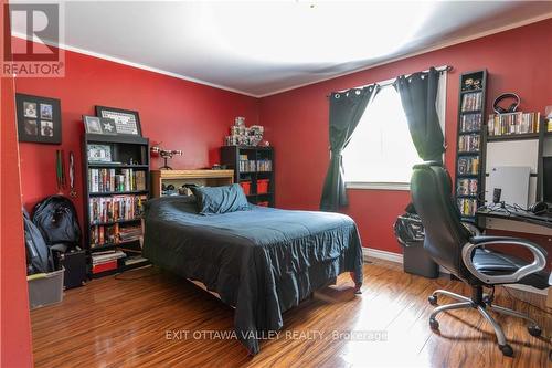 25805 Highway 60, South Algonquin, ON - Indoor Photo Showing Bedroom