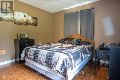 25805 Highway 60, South Algonquin, ON - Indoor Photo Showing Bedroom