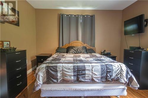 25805 Highway 60, South Algonquin, ON - Indoor Photo Showing Bedroom