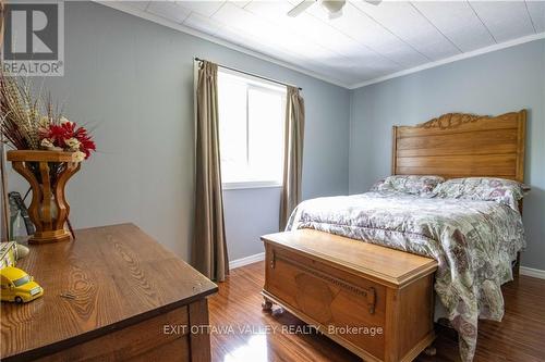 25805 Highway 60, South Algonquin, ON - Indoor Photo Showing Bedroom