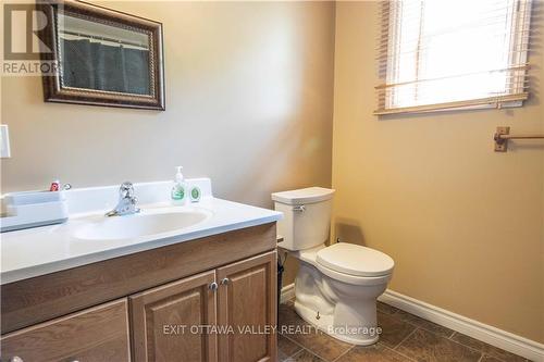 25805 Highway 60, South Algonquin, ON - Indoor Photo Showing Bathroom