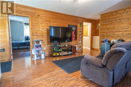 25805 Highway 60, South Algonquin, ON - Indoor Photo Showing Living Room