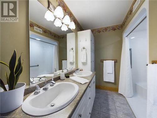 9 Parker Dr, Belgrave, ON - Indoor Photo Showing Bathroom