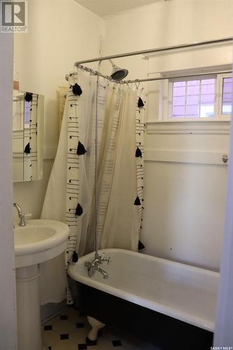 840 8Th Avenue N, Saskatoon, SK - Indoor Photo Showing Bathroom