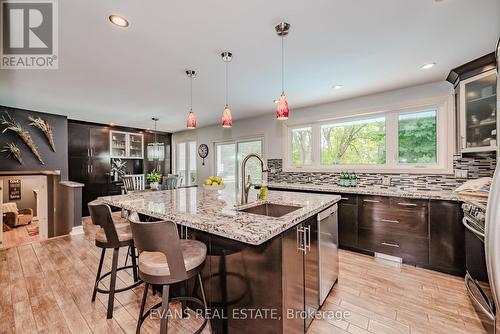 249 Vance Drive, Oakville, ON - Indoor Photo Showing Kitchen With Upgraded Kitchen