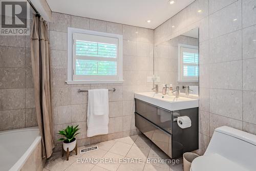 249 Vance Drive, Oakville, ON - Indoor Photo Showing Bathroom