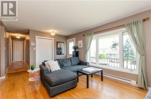 800 Frampton Lane, Moncton, NB - Indoor Photo Showing Living Room