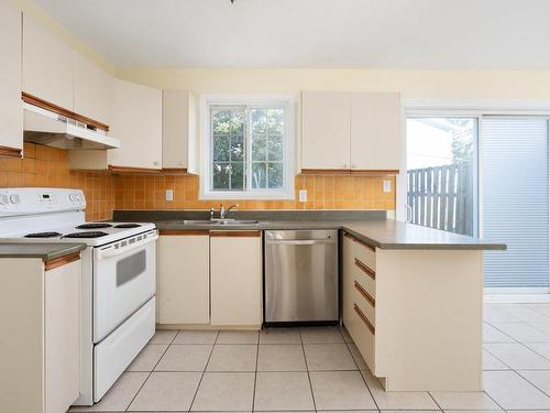 Cuisine - 80 Av. Portway, Pointe-Claire, QC - Indoor Photo Showing Kitchen With Double Sink