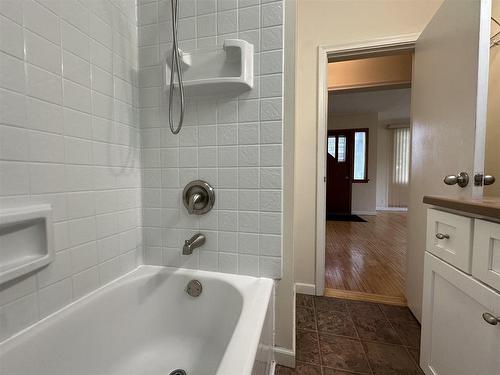 944 Crowe Avenue, Fort Frances, ON - Indoor Photo Showing Bathroom