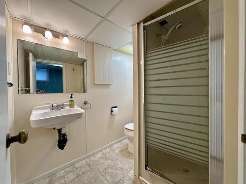 944 Crowe Avenue, Fort Frances, ON - Indoor Photo Showing Bathroom