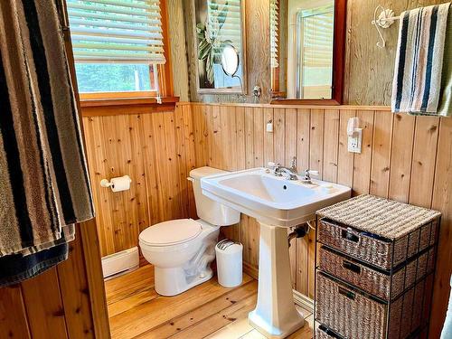 Lk415 Granite Lake, Kenora, ON - Indoor Photo Showing Bathroom
