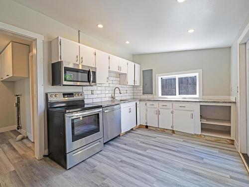 302 Poplar Street, Kamloops, BC - Indoor Photo Showing Kitchen