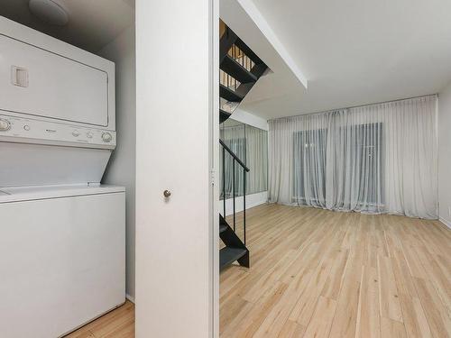 Bedroom - 518-3577 Av. Atwater, Montréal (Ville-Marie), QC - Indoor Photo Showing Laundry Room