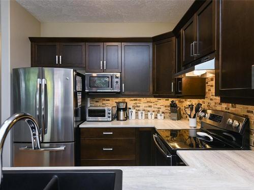 A-2511 Steele Cres, Courtenay, BC - Indoor Photo Showing Kitchen With Double Sink With Upgraded Kitchen