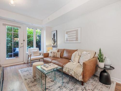 336-30 Western Battery Rd, Toronto, ON - Indoor Photo Showing Living Room