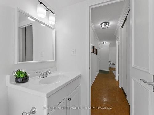 102-40 Homewood Ave, Toronto, ON - Indoor Photo Showing Bathroom