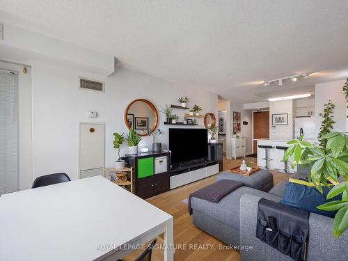 1105-23 Oneida Cres, Richmond Hill, ON - Indoor Photo Showing Living Room