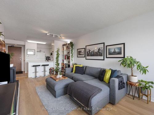 1105-23 Oneida Cres, Richmond Hill, ON - Indoor Photo Showing Living Room