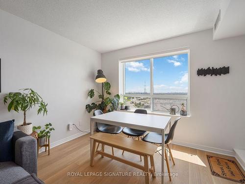 1105-23 Oneida Cres, Richmond Hill, ON - Indoor Photo Showing Dining Room