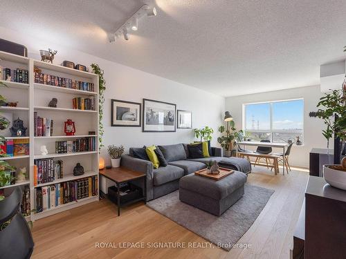 1105-23 Oneida Cres, Richmond Hill, ON - Indoor Photo Showing Living Room