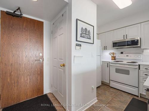 1105-23 Oneida Cres, Richmond Hill, ON - Indoor Photo Showing Kitchen