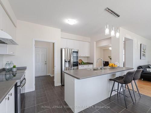 526 Barker Pkwy, Thorold, ON - Indoor Photo Showing Kitchen With Double Sink