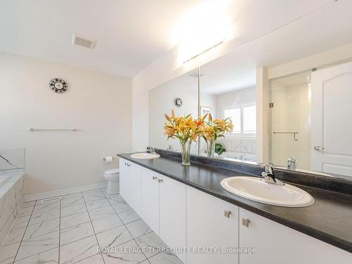 526 Barker Pkwy, Thorold, ON - Indoor Photo Showing Bathroom