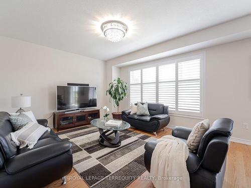 526 Barker Pkwy, Thorold, ON - Indoor Photo Showing Living Room