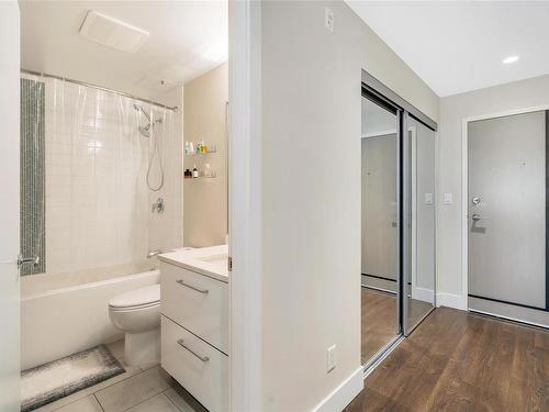 202-1090 Johnson St, Victoria, BC - Indoor Photo Showing Bathroom