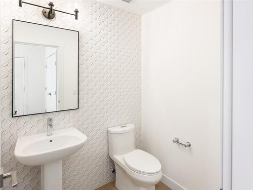 105-2735 Shannon Lake Road, Kelowna, BC - Indoor Photo Showing Bathroom