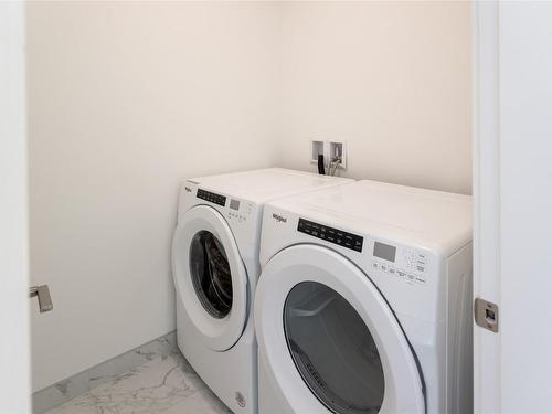 105-2735 Shannon Lake Road, Kelowna, BC - Indoor Photo Showing Laundry Room