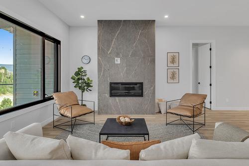 771 Carnoustie Drive, Kelowna, BC - Indoor Photo Showing Living Room With Fireplace