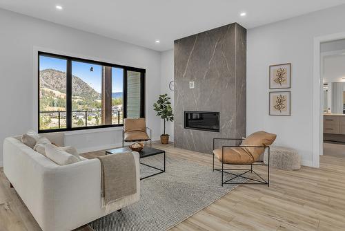 771 Carnoustie Drive, Kelowna, BC - Indoor Photo Showing Living Room With Fireplace