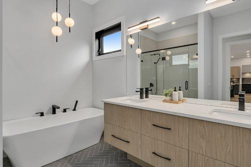 771 Carnoustie Drive, Kelowna, BC - Indoor Photo Showing Bathroom