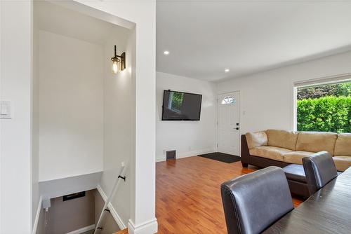 2806 15 Street, Vernon, BC - Indoor Photo Showing Living Room