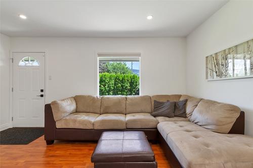 2806 15 Street, Vernon, BC - Indoor Photo Showing Living Room