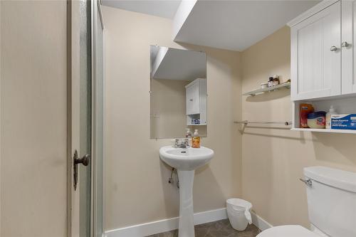 2806 15 Street, Vernon, BC - Indoor Photo Showing Bathroom