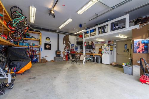 2806 15 Street, Vernon, BC - Indoor Photo Showing Garage