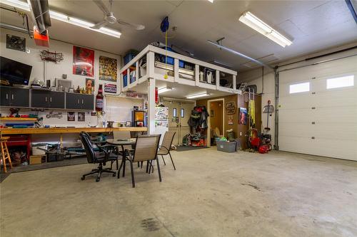 2806 15 Street, Vernon, BC - Indoor Photo Showing Garage