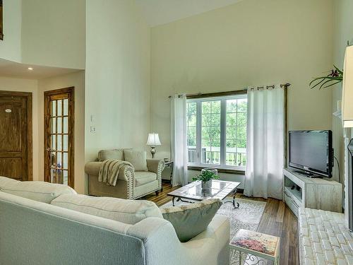 Salon - 712 Rue Alain, Saint-Colomban, QC - Indoor Photo Showing Living Room