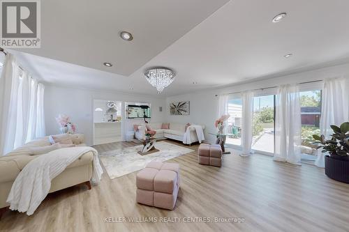 63 Townsend Avenue, Bradford West Gwillimbury, ON - Indoor Photo Showing Living Room