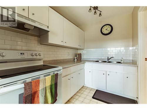 31 800 N Second Avenue, Williams Lake, BC - Indoor Photo Showing Kitchen With Double Sink